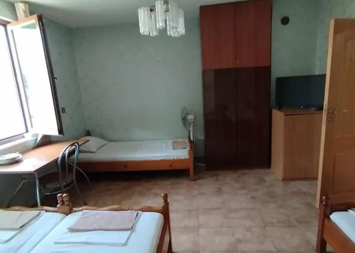 дом попови Pensiune Cernomoreț